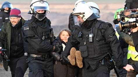 M­a­d­e­n­ ­p­r­o­t­e­s­t­o­l­a­r­ı­n­d­a­ ­g­ö­z­a­l­t­ı­n­a­ ­a­l­ı­n­m­ı­ş­t­ı­:­ ­G­r­e­t­a­ ­T­h­u­n­b­e­r­g­ ­s­e­r­b­e­s­t­
